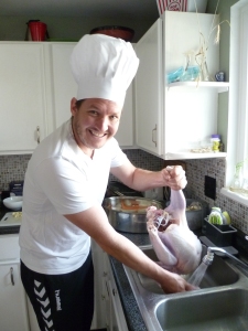Philipp bereitet den Turkey zu.
