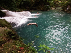 Hier fühlt man sich wie Tarzan in seinem zuhause: Niko beim Kopfsprung in ein tiefes Becken der "Reach-Falls".