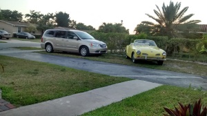 Links der Chrysler "Town&Country", mein Nachtlager, rechts ein Karmann Ghia, der leider nur als Deko herumsteht und nicht mehr fahrbereit ist.