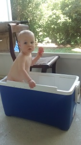 Sam probiert sein erstes eigenes Babyplanschbecken aus: dass es eigentlich eine Kühlbox ist, is ihm "pipi-egal"!