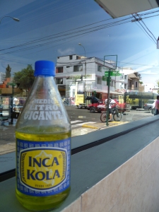 Die überall erhältliche INCA-Kola gehört nicht gerade zu den peruanischen Hochgenüßen, probieren sollte man sie aber dennoch zumindest.