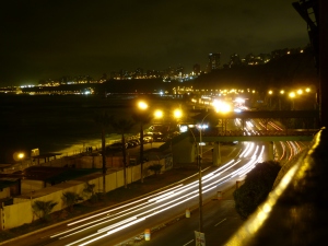 Blick auf die Küstenautobahn Limas in nächtlichen Lichterspiel.
