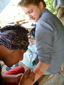 Guide Bruno malt Jelle und mir Inka-Tribals auf die Arme.