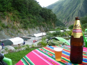 Im Hintergrund die warmen Quellen von Santa Teresa. Nach einem erfrischenden peruanischem Bier gehen wir darin baden.
