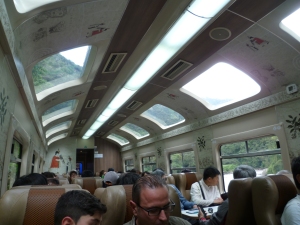 Der Zug von Perurail bietet immerhin Panoramafenster und einen gewissen "postkolonialen" Flair.